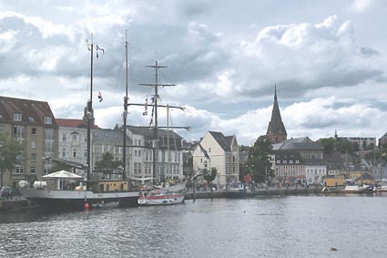 Flensburg Hafen mit altem Schiff