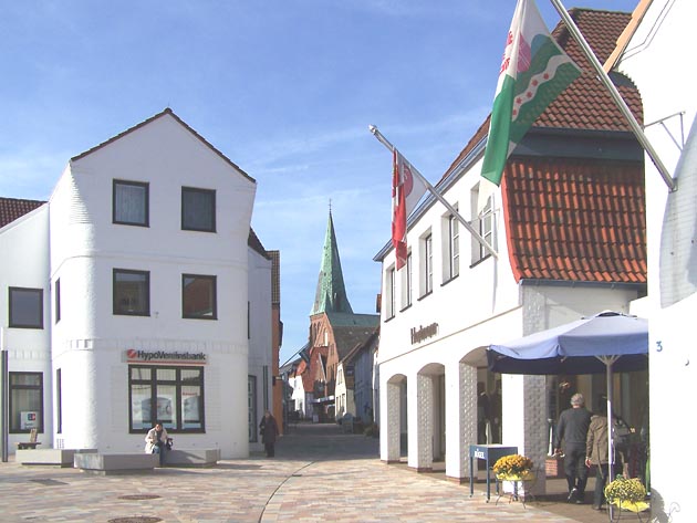 Meldorf Gasse mit Kirchturm